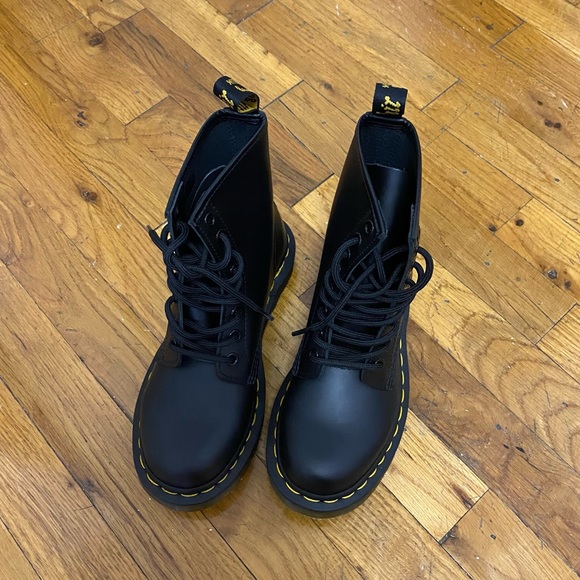 1460 WOMEN'S SMOOTH LEATHER LACE UP BOOTS - Picture 1 of 5